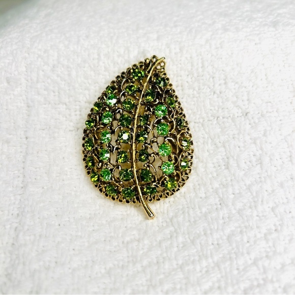 Vintage Leaf Brooch Green Emerald Glass Rhinestone Leaves Pin Goldtone Filigree - Picture 2 of 12